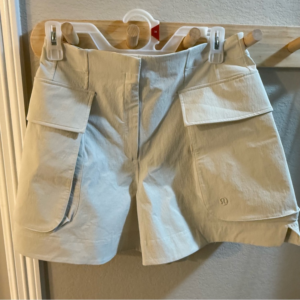 NEW Lululemon relaxed fit cargo shorts size 8